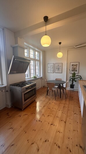Réfrigérateur, four, plaque de cuisson, lave-vaisselle