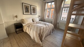 3 bedrooms, desk, iron/ironing board, WiFi