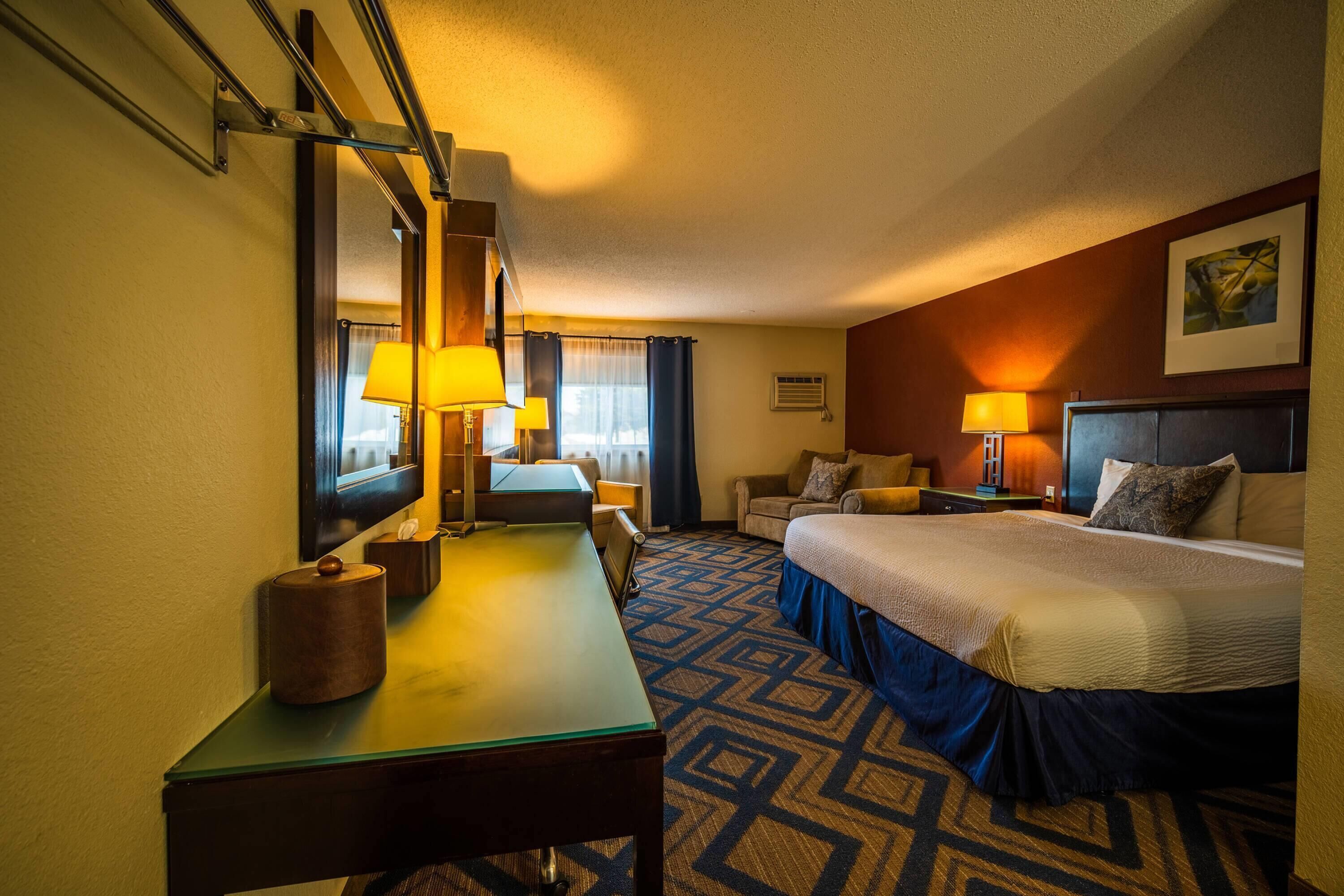 客房, 1 张特大床, 无烟房 | 办公桌、笔记本电脑工作区、遮光窗帘、熨斗/熨衣板