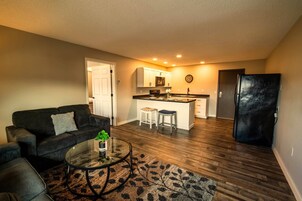 Escrivaninha, espaço de trabalho para notebook, cortinas blackout