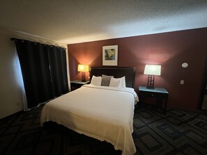 書桌、筆電工作空間、遮光布/窗簾、熨斗/熨衣板