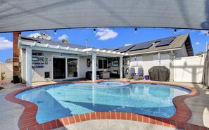 Utendørsbasseng og et oppvarmet basseng