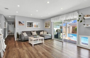 Smart TV, fireplace, DVD player, stereo