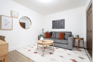 Smart TV, chimenea y libros