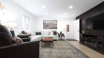 Smart TV, caminetto, libri