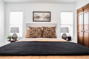 2 makuuhuonetta, työpöytä, silitysrauta/-lauta, vauvan matkasänky