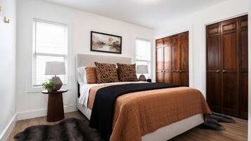 2 bedrooms, desk, iron/ironing board, travel cot