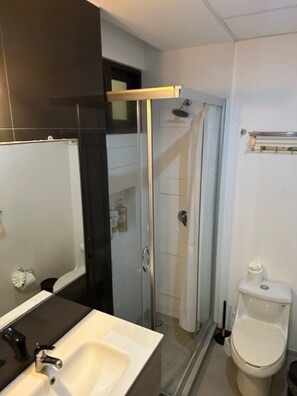 Secador de pelo, toallas, jabón y papel higiénico