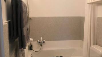 Secador de cabelo, toalhas de banho, sabonete, shampoo