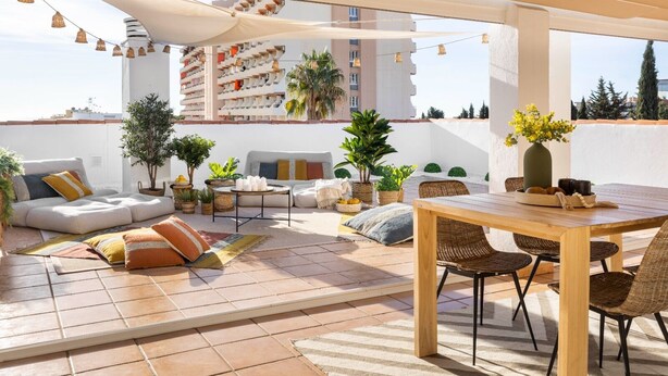 A rooftop terrace with a wooden table, wicker chairs, a sofa, and potted plants. - Penthouse with sea view  walking distance to the beach - EL SALTIO (Torremolinos)