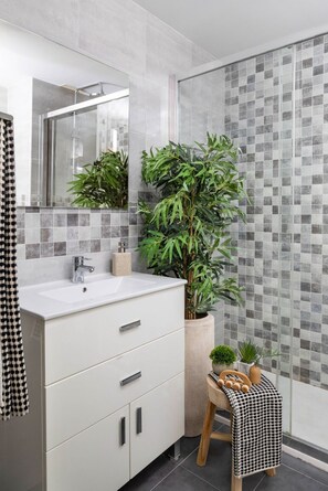 Dusche, kostenlose Toilettenartikel, Haartrockner, Handtücher