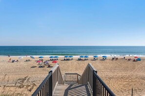 Sur la plage, chaise longue, serviettes de plage