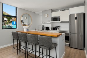 Een koelkast, een magnetron, een oven, een kookplaat