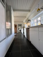 Apartamento luxo | Cozinha privada | Geladeira grande, micro-ondas, fogão, cooktop
