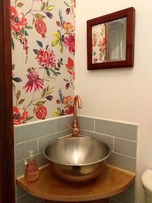 Standard Room | Bathroom | Towels - Jesmond vegan B&B  (Hull)