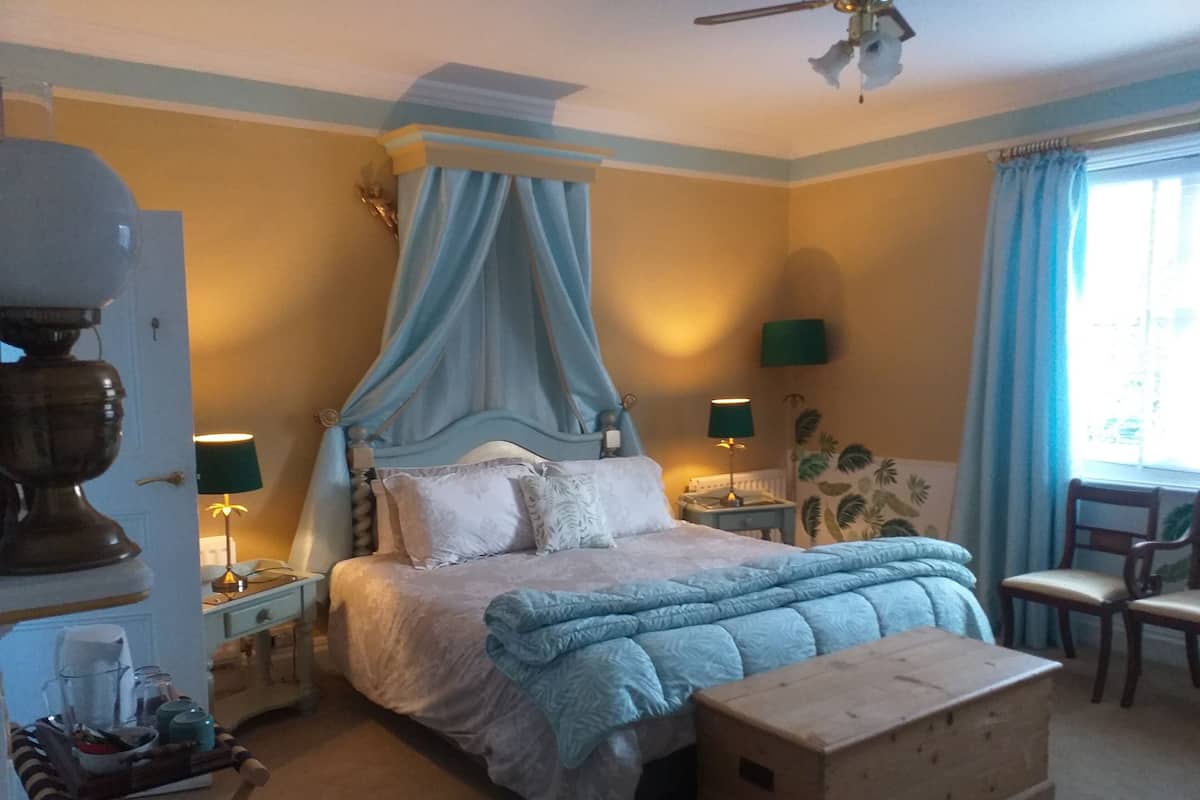 Habitación Deluxe | 1 habitación, tabla de planchar con plancha, wifi gratis y ropa de cama