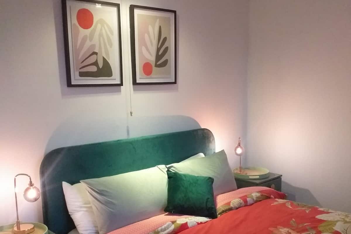 Standard Room | 1 bedroom, iron/ironing board, WiFi (free), bed sheets