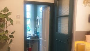 Deluxe Room | 1 bedroom, iron/ironing board, free WiFi, bed sheets - Jesmond vegan B&B  (Hull)