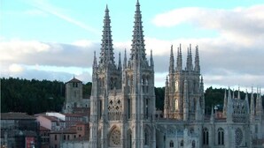 Eine gotische Kathedrale mit zahlreichen Türmen und einem großen Rosfenster.