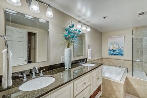 Douche, baignoire à jets, sèche-cheveux, serviettes fournies