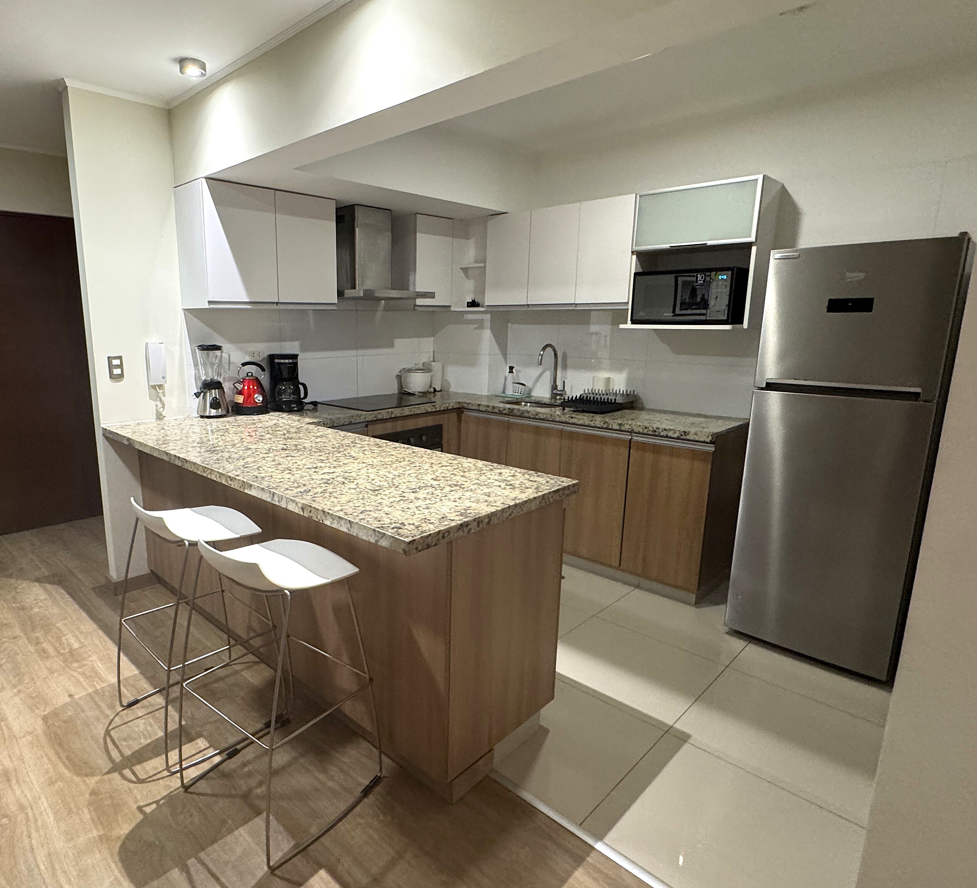 Apartamento Premium | Cocina privada | Cafetera o tetera, frigorífico, microondas y placa de cocina