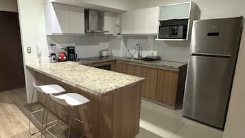Apartamento Premium | Cocina privada | Cafetera o tetera, frigorífico, microondas y placa de cocina