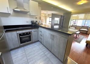 Loft executivo, 1 cama Queen e sofá-cama, suíte, vista para a cidade | Cozinha privada | Geladeira, micro-ondas, cooktop, cafeteira/chaleira