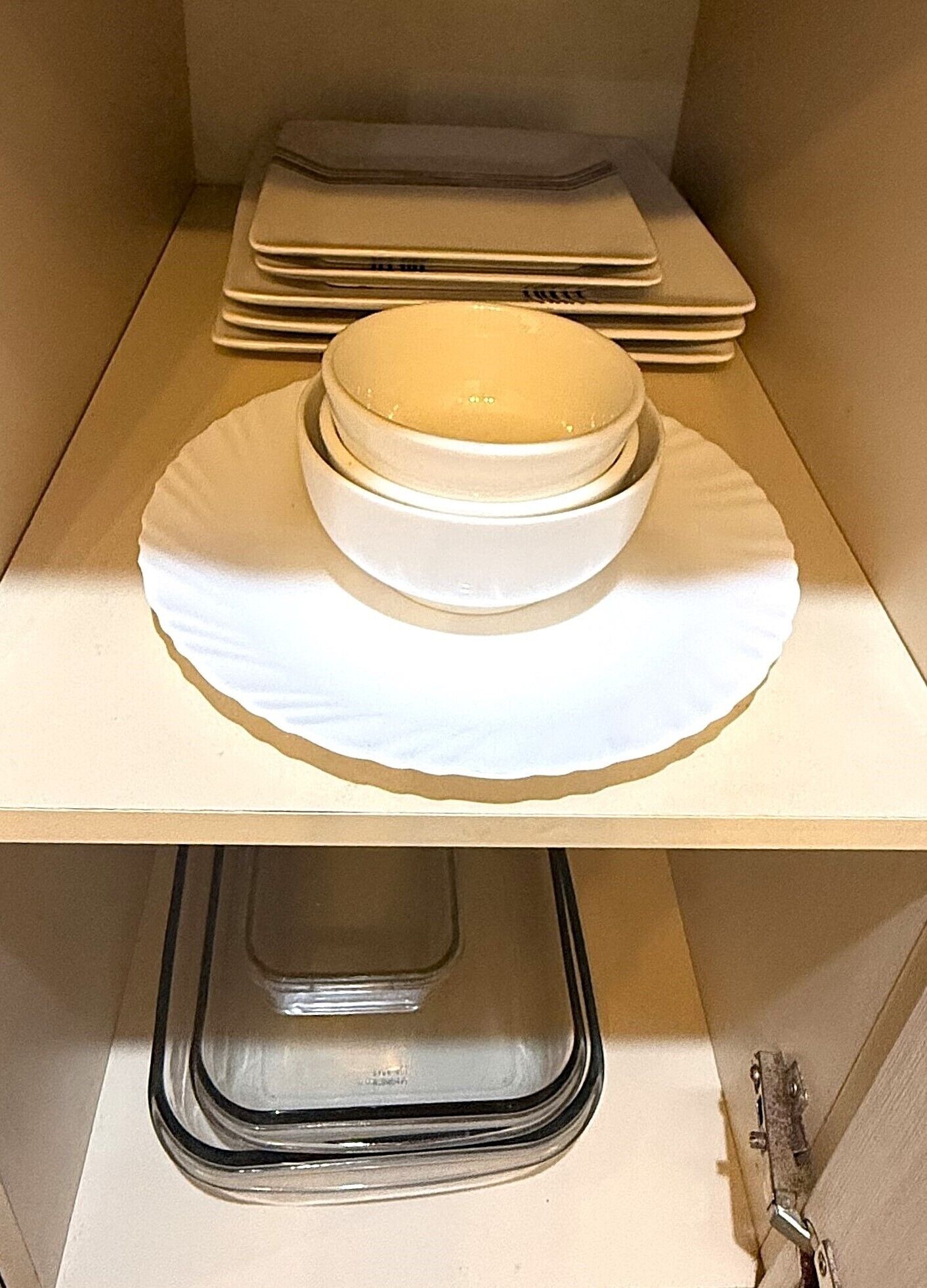 Un área de almacenamiento con platos y tazones apilados.