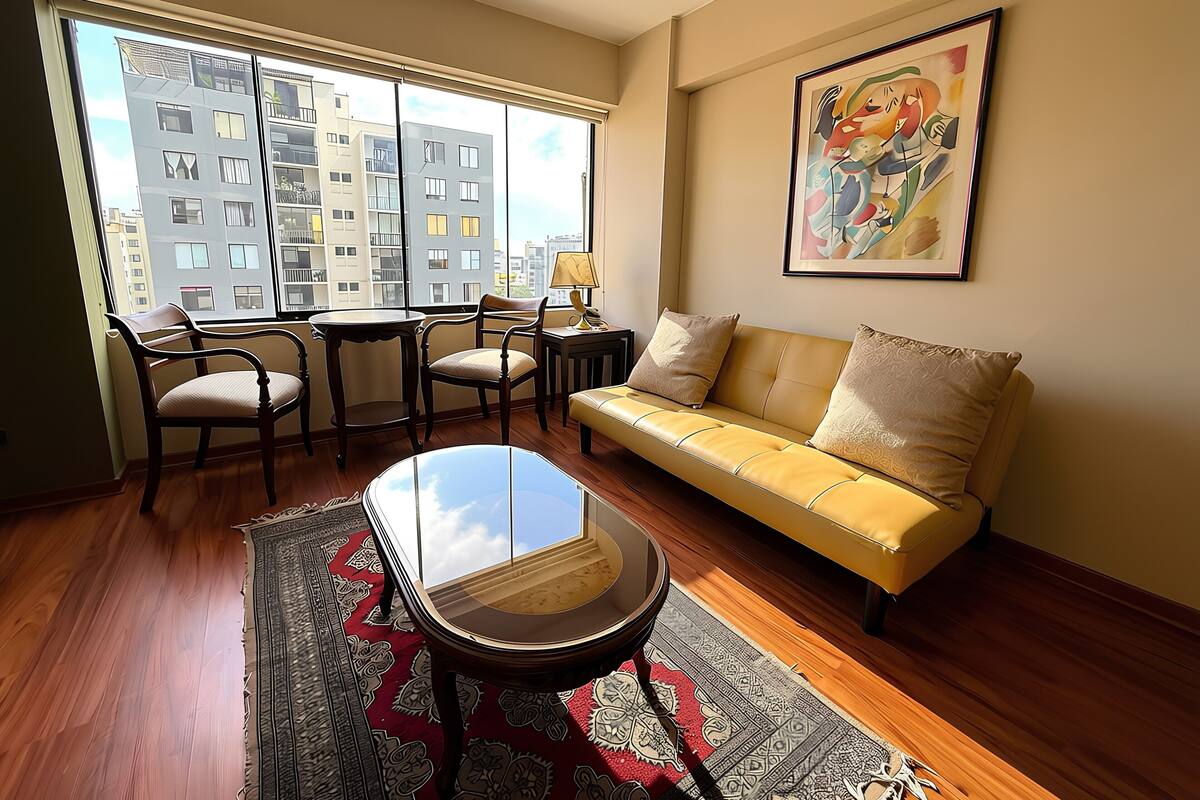 Executive Loft, 1 Queen Bed with Sofa bed, Ensuite, City View | Living area | 32-inch Smart TV with cable channels