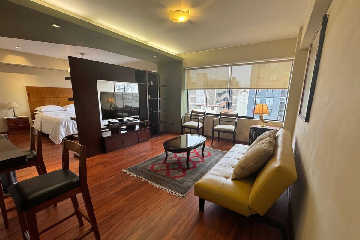 Loft ejecutivo, 1 cama de matrimonio con sofá cama, baño privado, vistas a la ciudad | Zona de estar | Smart TV de 32 pulgadas con canales por cable
