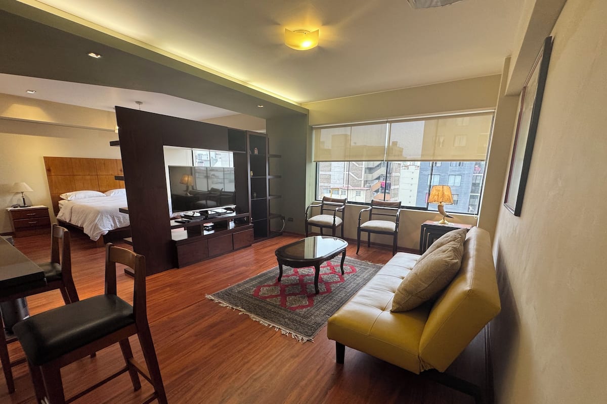 Loft executivo, 1 cama Queen e sofá-cama, suíte, vista para a cidade | Área de estar | Smart TV 55 polegadas com canais a cabo