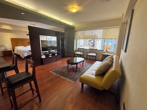 Executive Loft, 1 Queen Bed with Sofa bed, Ensuite, City View | Living area | 55-inch Smart TV with cable channels - Miraflores Down Town (Lima)