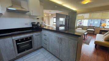 Executive Loft, 1 Queen Bed with Sofa bed, Ensuite, City View | Private kitchen | Fridge, microwave, stovetop, coffee/tea maker