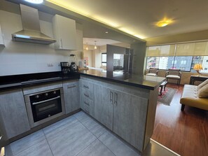 Executive Loft, 1 Queen Bed with Sofa bed, Ensuite, City View | Private kitchen | Fridge, microwave, stovetop, coffee/tea maker - Miraflores Down Town (Lima)