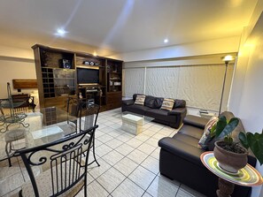 Business Apartment | Living area | 55-inch Smart TV with cable channels - Miraflores Down Town (Lima)