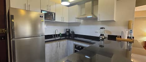 Loft ejecutivo, 1 cama Queen size y sofá cama, baño en la habitación, vista a la ciudad | Cocina privada | Refrigerador, microondas, parrilla de estufa y cafetera y tetera