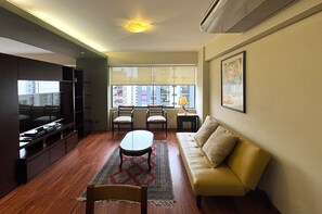 Executive Loft, 1 Queen Bed with Sofa bed, Ensuite, City View | Living area | 55-inch Smart TV with cable channels - Miraflores Down Town (Lima)