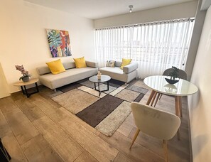 Departamento ejecutivo, 1 habitación, piso ejecutivo | Área de sala de estar | Smart TV de 32 pulgadas con canales por cable 