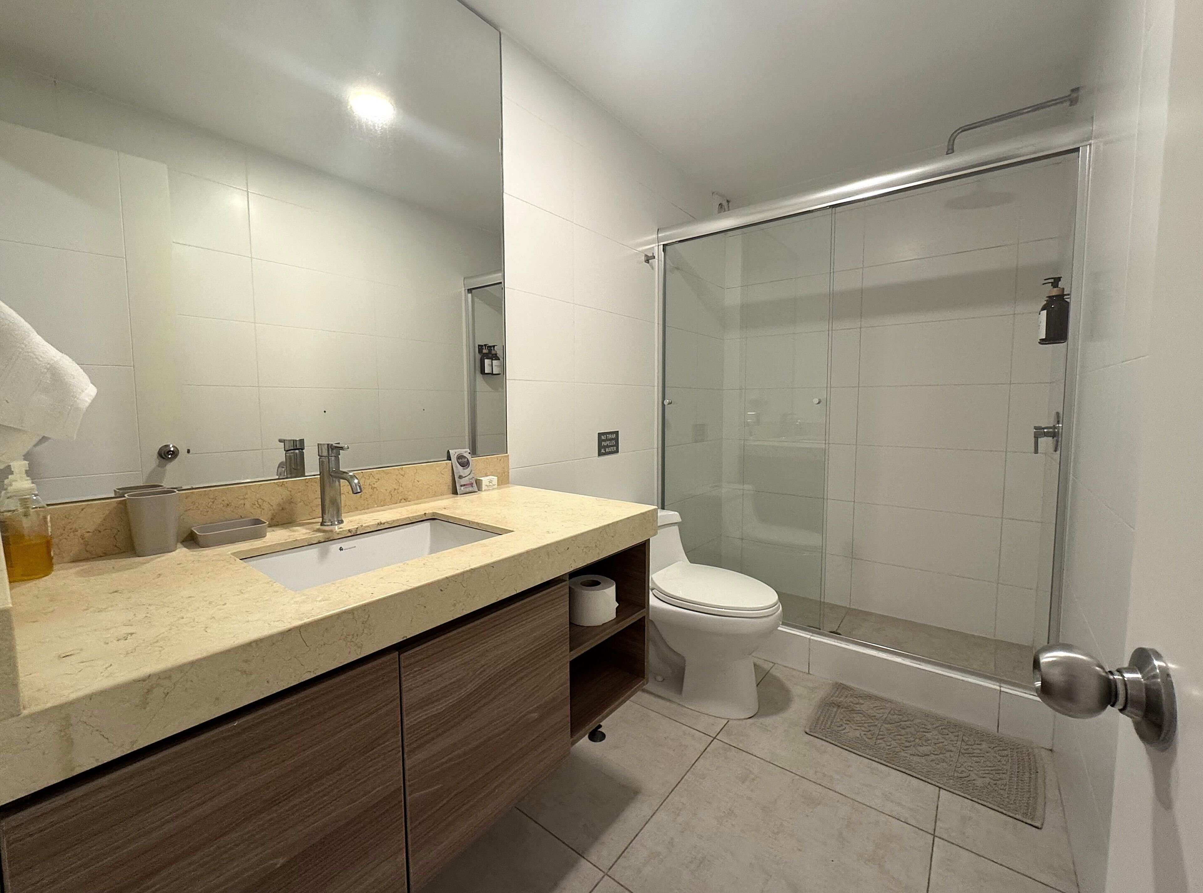 Apartament prèmium | Bany | Dutxa, assecador de cabells, terres tèrmics i tovalloles 