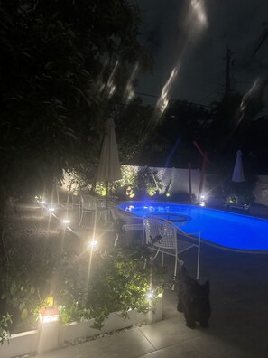 Utomhuspool och uppvärmd pool