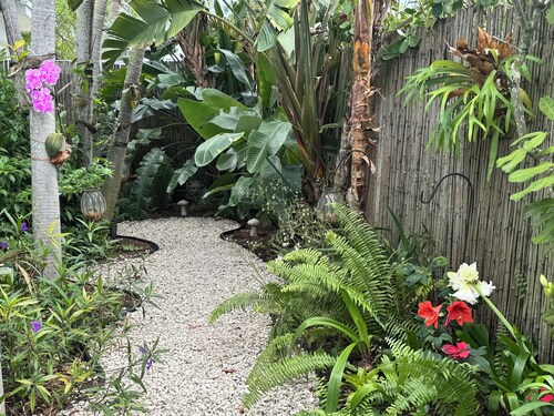 Peaceful quiet relaxing pet friendly close to Wilton Manors.