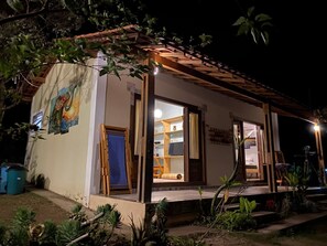 Ein kleines, eingeschossiges Gebäude mit Ziegeldach und Balkon.