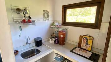 Stovetop, coffee/tea maker, blender, cookware/dishes/utensils