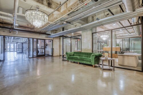 Skyline View 3BR Loft | Pool + Valet Parking