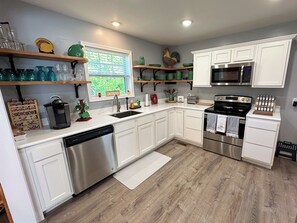 Fridge, microwave, oven, stovetop - Luxurious getaway Home (Charleston)