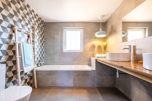 Regadera y secadora de cabello