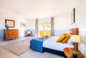 5 bedrooms, iron/ironing board, WiFi (free)