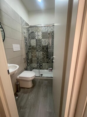 Dusche, Haartrockner, Bidet, Handtücher
