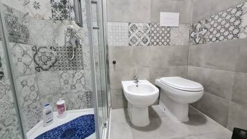 Dusche, Haartrockner, Bidet, Handtücher