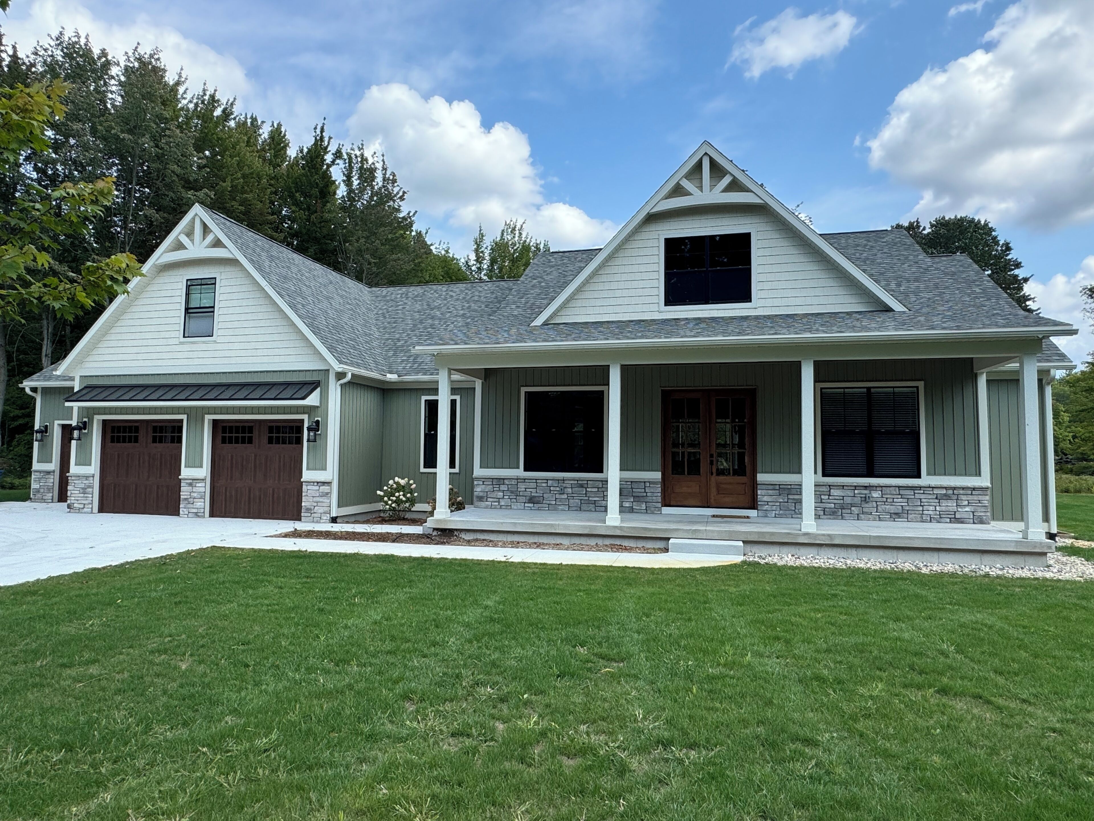 Luxurious 5 bdrm home w/private hot tub, free shuttle to Crystal Mountain!